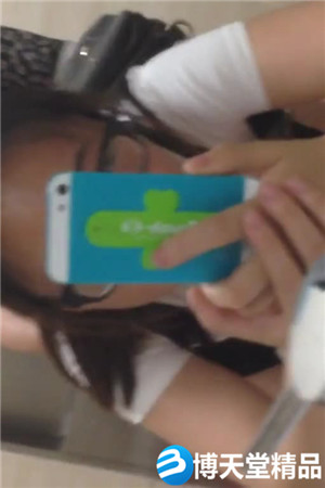 [国产剧情]大学生背包客情侣突然性起在旅游景区的公厕里对着镜子啪啪自拍眼镜妹好骚啊下面 流了好多白浆免费观看