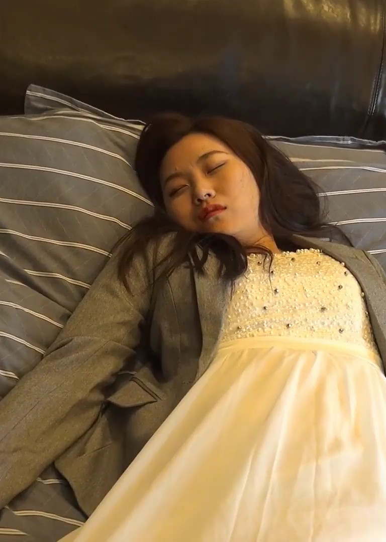 [国产剧情]性感肉丝长腿女教师娜娜因长期抑郁症上吊自杀被变态光头佬淫威尸体免费观看