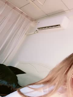 H罩杯奶霸！眼镜骚御姐！一脸淫荡开档情趣内裤，扣的骚逼多是白浆，抓着奶子揉捏丰满尤物免费观看